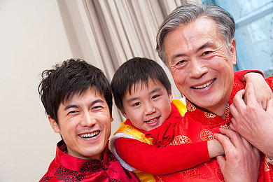 打扑克又痛又叫视频软件,“牌技较量变痛叫挑战，网络文化现象引发监管深思”