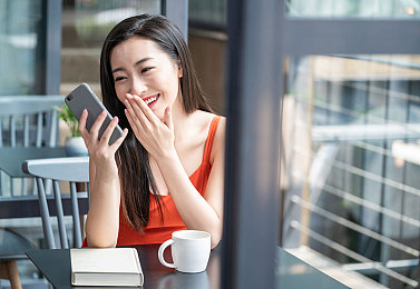 女人毛茸茸,毛茸茸时尚风潮席卷而来：个性与自信的新象征，揭秘潮流魅力与搭配技巧