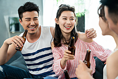 老师脱 让学生啃奶头,“教师课堂丑闻引发热议：师德沦丧，教育环境安全引担忧”-1