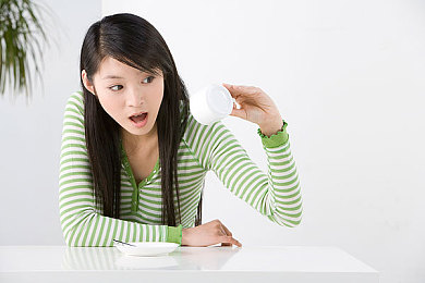 果树园的雪儿和公洗衣服的,冬日果树园里，雪儿与洗衣公的温情守望，共绘邻里情谊画卷