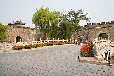 黑土流眼泪翻白眼咬铁球图片,沉重枷锁下的无声反抗，窒息世界的荒诞舞者-2