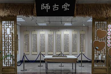 男生和女生机机对机机,校园科技竞技新风尚：男女携手“机机对对碰”，创新合作展风采-4