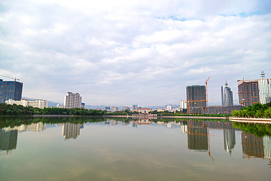 被女同学伸进裤裆玩jiji,揭开青春迷雾，共筑安全校园防线-1