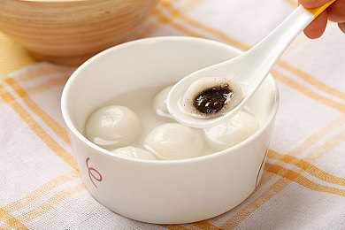 阿娇吃鸡图片原图高清壁纸,“游戏女神阿娇热图走红，高清壁纸圈粉无数，娱乐跨界新风采”-4