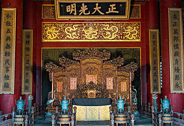 云缨被李元芳救后奖励,生死救援显深情，游戏传奇友谊传——揭秘《某某传奇》云缨获李元芳重奖感人瞬间-2