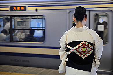 少妇真人直播APP,真实家庭生活直播，伦理探讨与行业自律-3